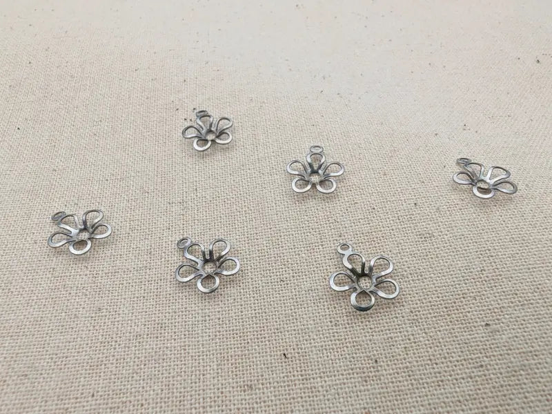 Breloque fleur ajourée 11 mm en acier inoxydable 304 – Trou 1 mm – Lot de 10 ou 20 Les Précieuses Perles