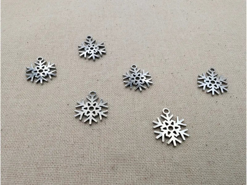 Breloque flocon de neige en acier inoxydable 304 – Lot de 5 ou 10 Les Précieuses Perles