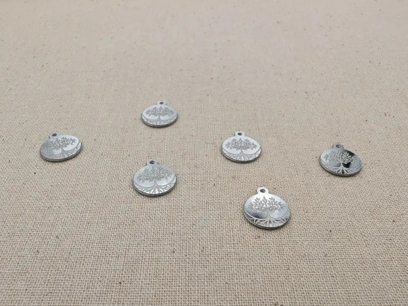 Breloque Arbre de Vie ronde 12 mm en acier inoxydable 304 – Lot de 10 ou 20 Les Précieuses Perles