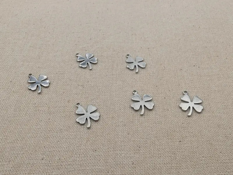 Breloques trèfle à 4 feuilles en acier inoxydable 201 – Lot de 10 ou 20 Les Précieuses Perles