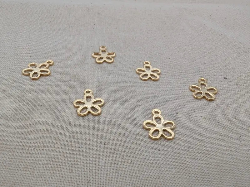 Breloque fleur ajourée en acier inoxydable doré – Lot de 10 Les Précieuses Perles