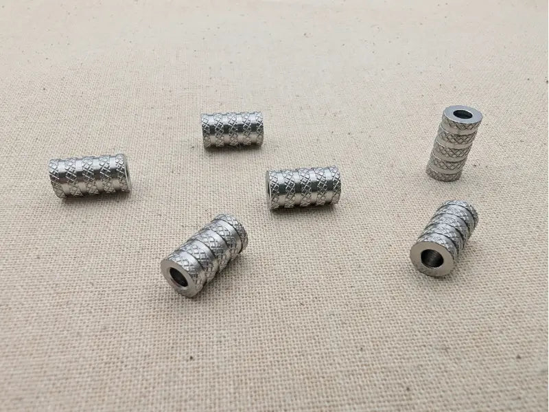 Perle intercalaire cylindrique texturée 6x9 mm en acier inoxydable – Lot de 10 ou 20 Les Précieuses Perles