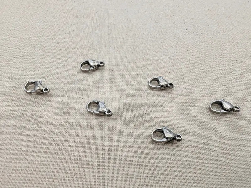 Fermoir mousqueton 12 x 8 mm – Acier inoxydable 304 – Lot de 20 Les Précieuses Perles