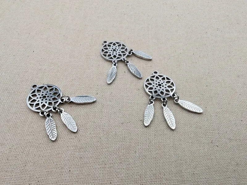 Breloque attrape-rêve avec plumes – Acier inoxydable 304 Les Précieuses Perles