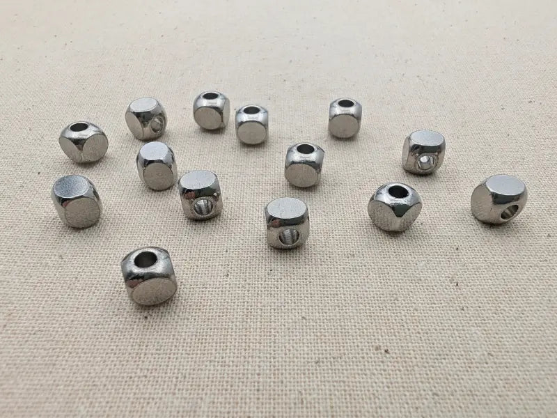 Perles cube 6 x 6 mm en acier inoxydable 304 – Trou 3 mm – Lot de 20 Les Précieuses Perles