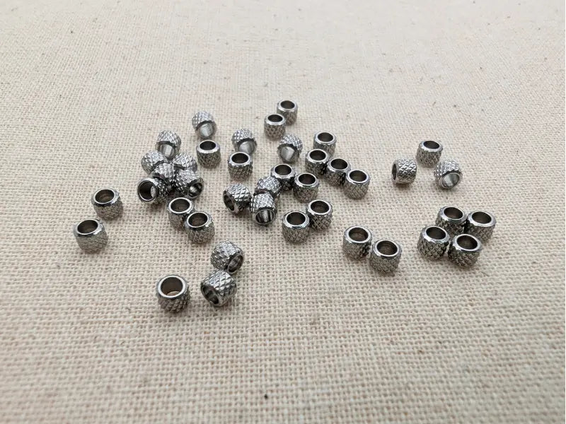 Perles mini texturées 3 x 2,5 mm en acier inoxydable 304 – Trou 1,5 mm – Lot de 40 Les Précieuses Perles