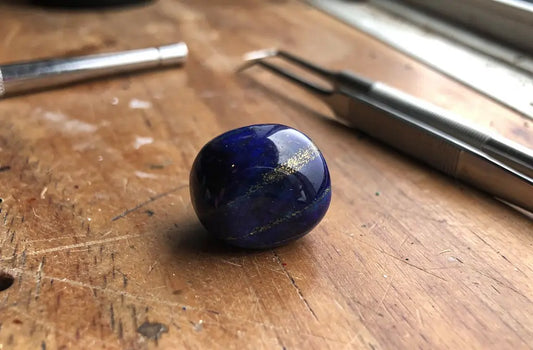 Comment reconnaître un vrai lapis lazuli ? Guide complet