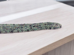 Fluorite - 2 mm - Perles à facettes - Fil de 38 cm