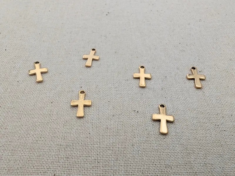 Breloque croix dorée 12 mm en acier inoxydable 304 – Trou 1,5 mm – Lot de 10 ou 20 Les Précieuses Perles