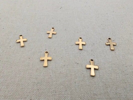 Breloque croix dorée 12 mm en acier inoxydable 304 – Trou 1,5 mm – Lot de 10 ou 20 Les Précieuses Perles
