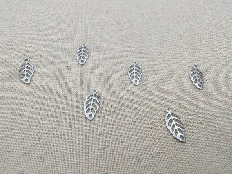 Breloque feuille ajourée acier inoxydable 304 – 13 mm – Lot de 20 ou 40 Les Précieuses Perles