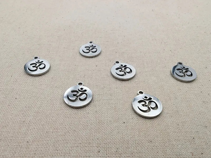 Breloque symbole Om 14 mm en acier inoxydable 304 – Trou 1,5 mm – Lot de 5 ou 10 Les Précieuses Perles