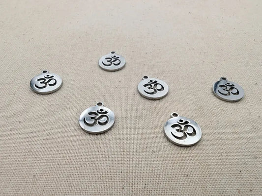 Breloque symbole Om 14 mm en acier inoxydable 304 – Trou 1,5 mm – Lot de 5 ou 10 Les Précieuses Perles