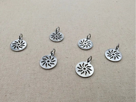 Breloque Soleil ajouré acier inoxydable 304 – 14 mm – Lot de 5 ou 10 Les Précieuses Perles
