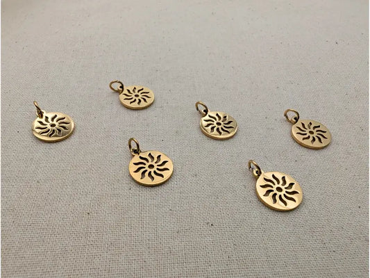 Breloque soleil ajouré 12 mm en acier inoxydable 304 doré Lot de 5 ou 10 Les Précieuses Perles