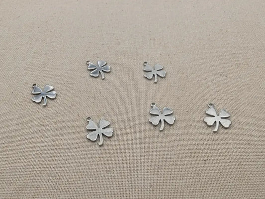 Breloques trèfle à 4 feuilles en acier inoxydable 201 – Lot de 10 ou 20 Les Précieuses Perles