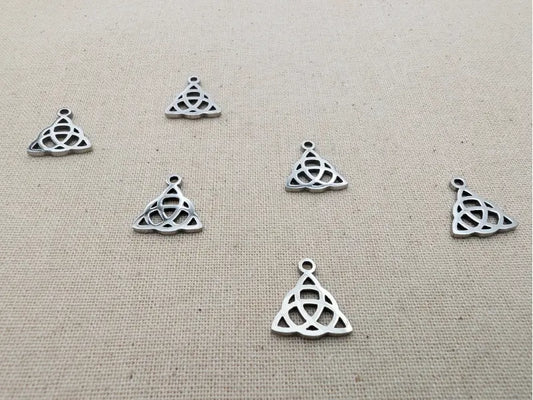 Breloque triquetra 14 x 11 mm en acier inoxydable 304 – Lot de 5 ou 10 Les Précieuses Perles