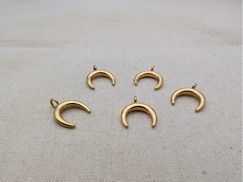 Breloque lune croissante acier inoxydable 304 doré – Lot de 5 ou 10 Les Précieuses Perles