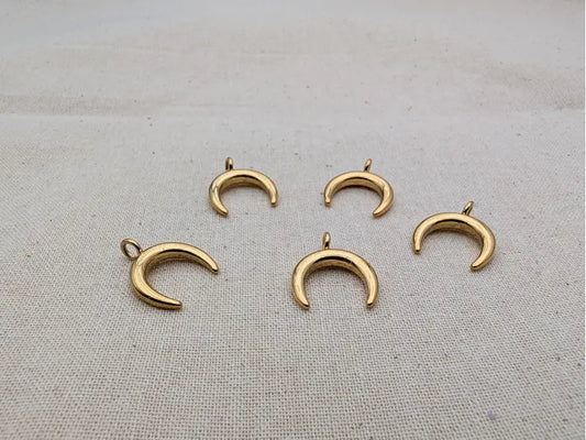 Breloque lune croissante acier inoxydable 304 doré – Lot de 5 ou 10 Les Précieuses Perles