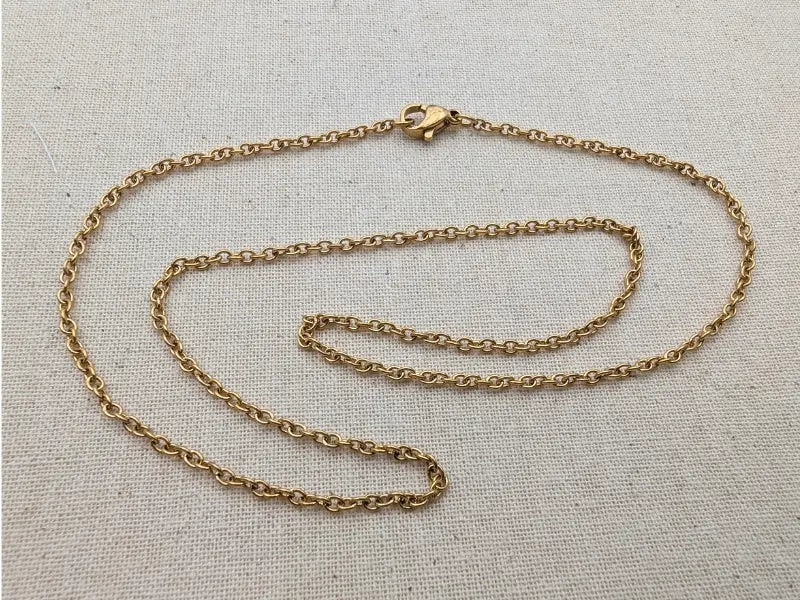 Chaîne acier inoxydable 304 dorée – 45 cm – Maille 2,5 x 2 x 0,4 mm – Lot de 10 Les Précieuses Perles