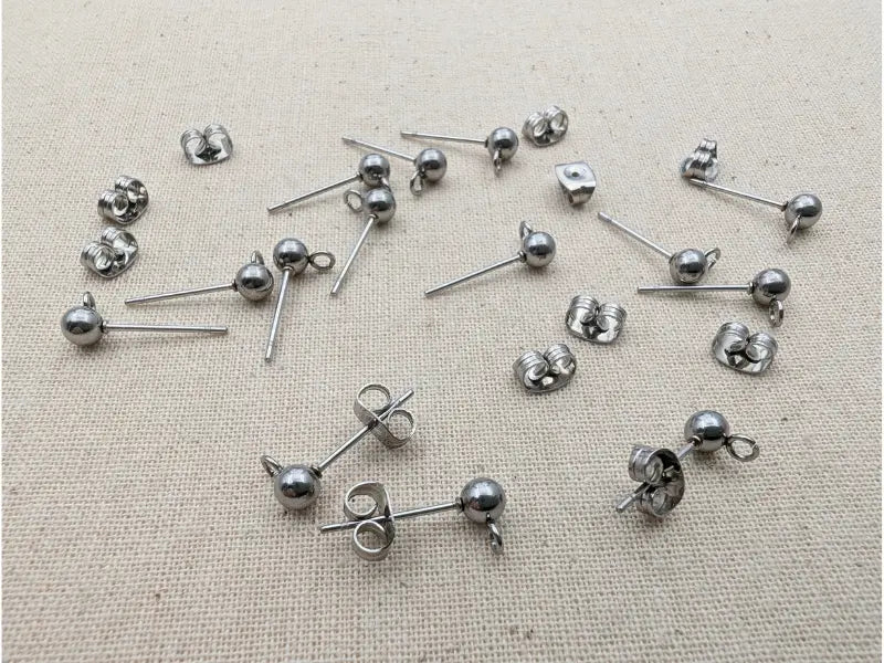 Clous d’oreilles boule avec anneau en acier inoxydable 304 – 4 mm – Lot de 20 (avec poussoirs) Les Précieuses Perles