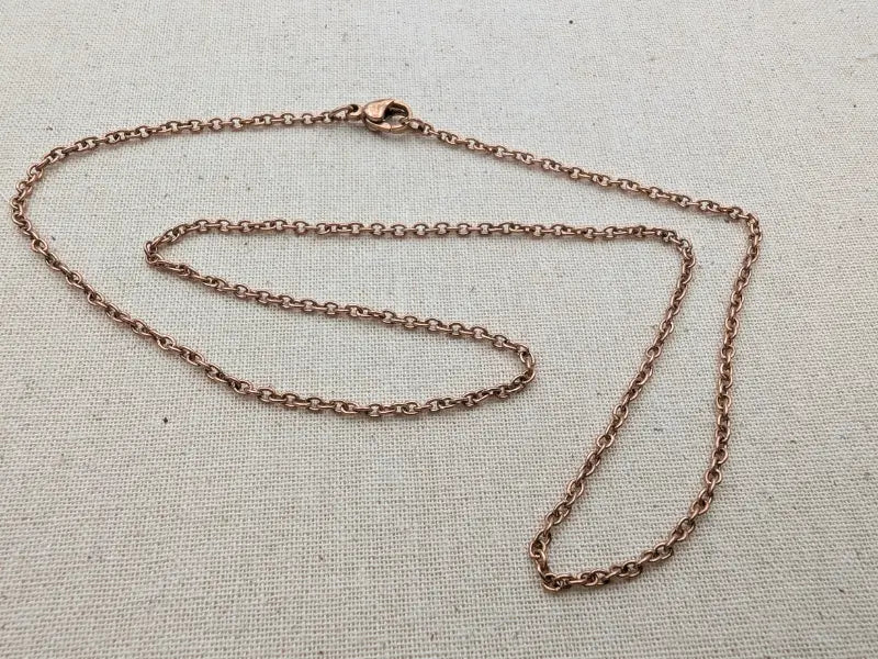 Chaîne acier inoxydable 304 or rose – 45 cm – Maille 2,5 x 2 x 0,4 mm – Lot de 10 Les Précieuses Perles