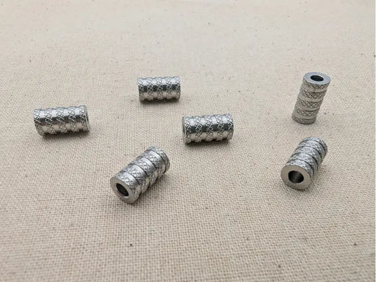 Perle intercalaire cylindrique texturée 6x9 mm en acier inoxydable – Lot de 10 ou 20 Les Précieuses Perles