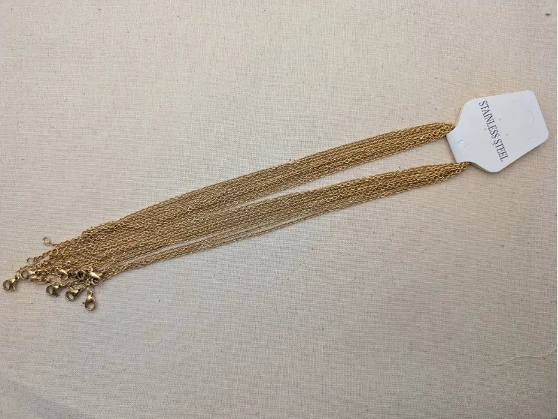 Chaîne acier inoxydable 304 dorée – 45 cm – Maille 2,5 x 2 x 0,4 mm – Lot de 10 Les Précieuses Perles