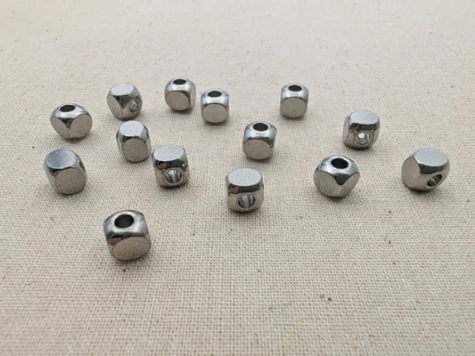 Perles cube 6 x 6 mm en acier inoxydable 304 – Trou 3 mm – Lot de 20 Les Précieuses Perles