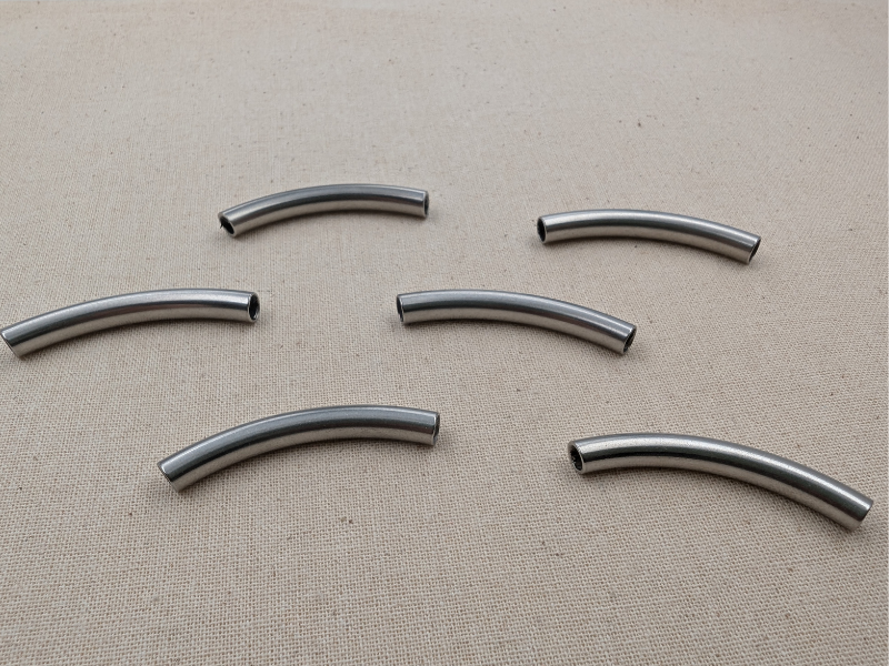 Perles tube incurvé 40 mm – Acier inoxydable 304 – Trou 3,5 mm – Lot de 5 ou 10 Les Précieuses Perles