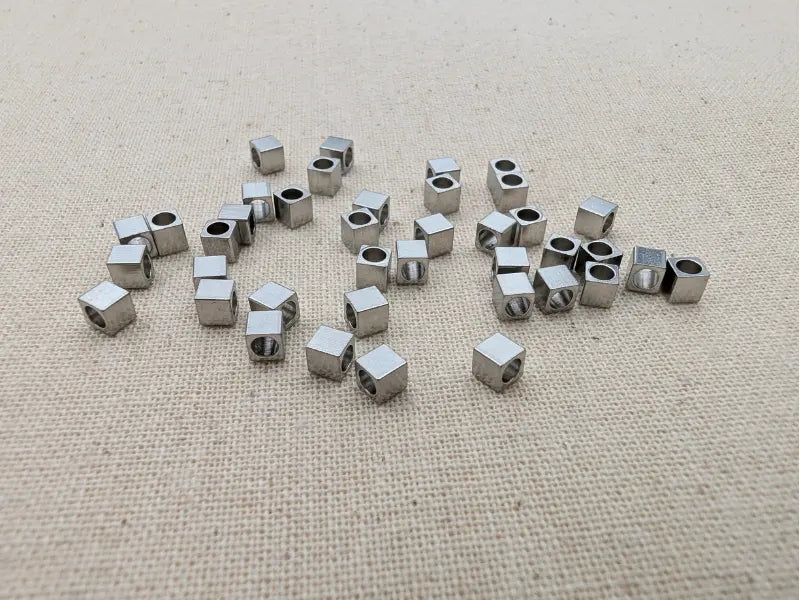 Perles cube 3 mm – Acier inoxydable 201 – Trou 2 mm – Lot de 25 ou 50 Les Précieuses Perles