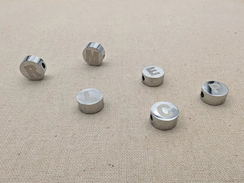 Perle lettre 10 mm en acier inoxydable 304 – Trou 2 mm – Perle alphabet Les Précieuses Perles