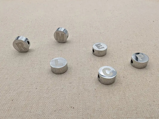 Perle lettre 10 mm en acier inoxydable 304 – Trou 2 mm – Perle alphabet Les Précieuses Perles