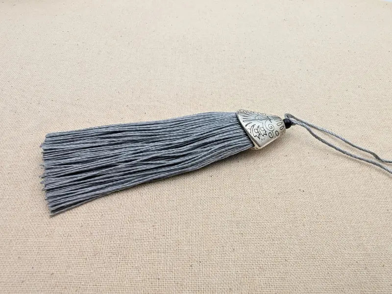 Pompon gris 8 cm avec embout argenté – Accessoire pour bijoux et sacs Les Précieuses Perles