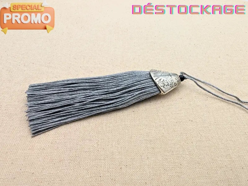 Pompon gris 8 cm avec embout argenté – Accessoire pour bijoux et sacs Les Précieuses Perles