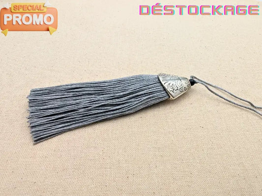 Pompon gris 8 cm avec embout argenté – Accessoire pour bijoux et sacs Les Précieuses Perles