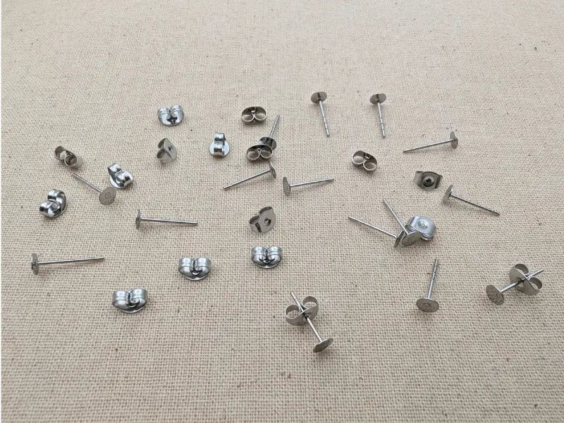 Clous d’oreilles plateau 4 mm en acier inoxydable 316 – Lot de 40 (avec poussoirs) Les Précieuses Perles