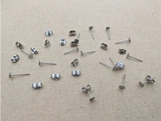 Clous d’oreilles plateau 4 mm en acier inoxydable 316 – Lot de 40 (avec poussoirs) Les Précieuses Perles