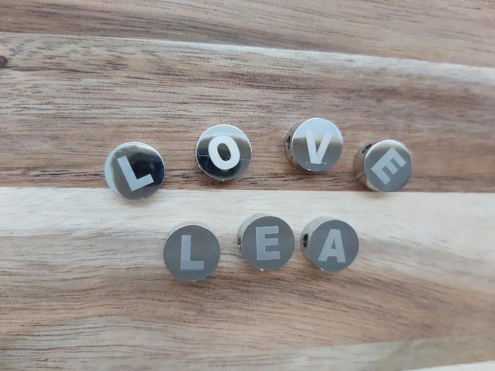 Perle lettre alphabet gravée de A à Z en inox Les Précieuses Perles