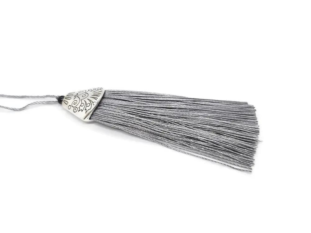 Grand pompon en coton gris - 8 cm Les Précieuses Perles